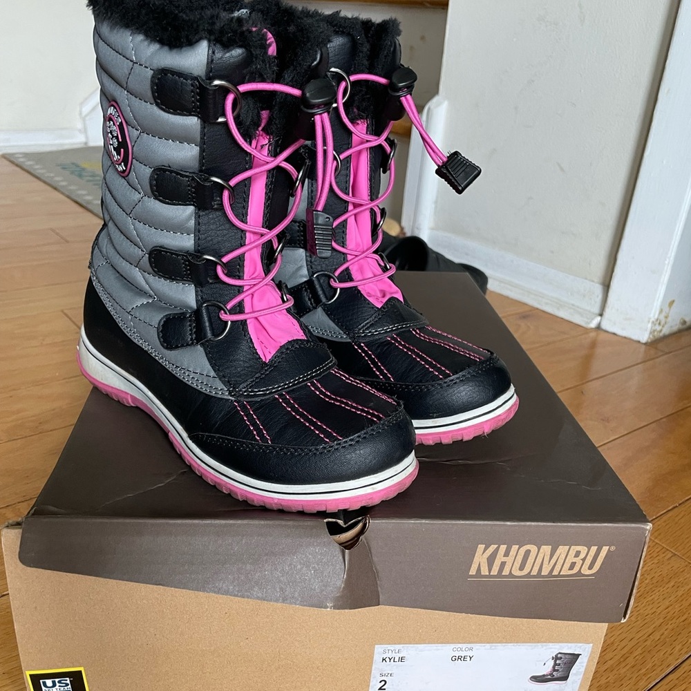 Girls size 2 Khombu snow boots.